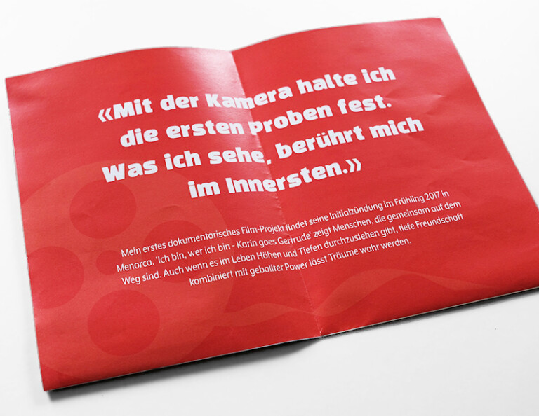 Rückseite Faltflyer A3 Gönnerwerbung für den Dokumentarfilm Ich bin, wer ich Rückseite Faltflyer A3 Gönnerwerbung für den Dokumentarfilm Ich bin, wer ich